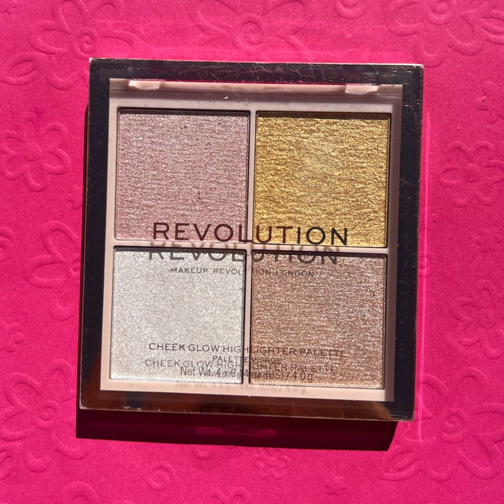 Revolution 4-Color Highlighter Makeup Palette - (Brand new)
